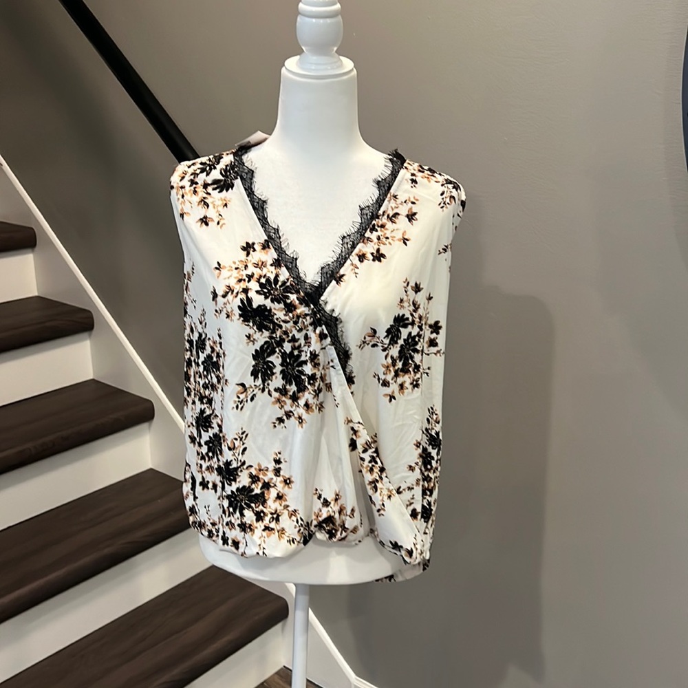 Daytip Sleeveless Top Size M/L NWT
